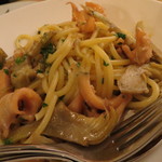 オステリア オージオ ソット - ミズイカとアーティチョークのスパゲッティ