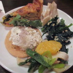 ジュイップ - ゴルゴンゾーラのムースと前菜盛り合わせを1人前に盛り合わせてみました