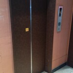 花より、ハンバーグ。 - 奥のELVで２階に上がります