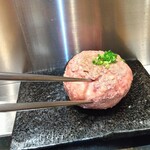 花より、ハンバーグ。 - A5黒毛和牛ハンバーグ挽肉 菜箸で切ります