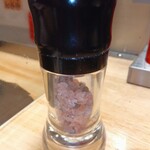 花より、ハンバーグ。 - ピンク色の岩塩と粗挽き胡椒の瓶