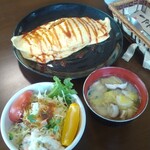 cafe茶和 - オムライス (サラダ・お味噌こ汁付き)  900円