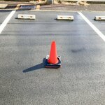 まる博 - 夜間〜営業開始の少し前まで駐車場にカラーコーンが設置されるようになりました。