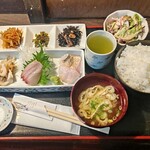 たか丸食堂 - 並刺し定食(1500円)。