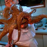 さばかれる直前に暴れるタコ（掲載了承済）