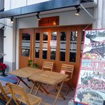 サントロペ - お店の概観です。上にカフェ☆ダイニングって書いてますね。昼間はお洒落なｃａｆｅって感じですね。天気が良い日には外でも食事が出来そうです。