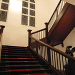 綱町三井倶楽部 - 2Fへの階段