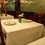 レストラン・パッション - 大きめのテーブルです。テーブルの間隔はやや広めです。