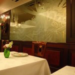 レストラン・パッション - 横たわる女性の絵が刻まれた大きなガラス。