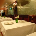 レストラン・パッション - 大きめのテーブルです。テーブルの間隔はやや広めです。