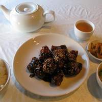 美林華飯店 - ランチ・定番料理 黒酢酢豚(スープ、御飯、漬物、デザート付)(1,200円)