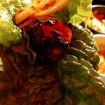 ホルモン十条タンセイ - サンチュで包む