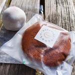 Ichiya - （左）草莓大福 420日圓 （右）銅鑼燒 260日圓