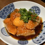 殻YABURI - トラウトサーモンユッケ