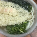 手打うどん 渡辺 - まずは端の天かすを出汁に浸ける