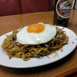 飯田お好み焼き店 - 大瓶ビール(550円)とミックス焼きそば(550円)