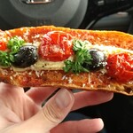 ミドリマツベーカリー - ブラックオリーブとプチトマトのクロスティーニ