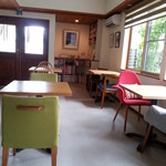 ネセシテ - 二人席が中心