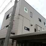 ネセシテ - 緑の看板が目印