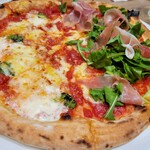 北海道イタリアン ミア・ボッカ 新宿高島屋店 - ｢生ハムとルッコラのピッツァ｣と｢北海道マルゲリータ｣のハーフ&ハーフ