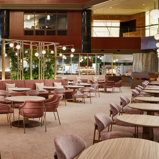 吹き抜けの空間“アトリウムロビー”の中央に位置するラウンジ