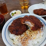 日進食堂 - 柔らかいヒレカツ確認！キャベツが少ない(・・;)