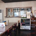 日進食堂 - 店内の様子（小窓の奥が厨房です）