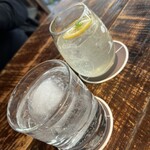 MOKICHI TRATTORIA - クラフトジンの氷も丸い。ジンレモン美味しい