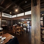MOKICHI TRATTORIA - 店内は和風、窓大きくて開放的