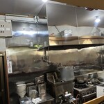 鶏料理 慶 - 磨き上げられた美しい厨房