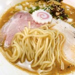 鶏料理 慶 - 味噌ラーメン900円の麺