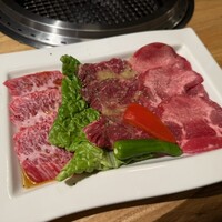福岡焼肉kintan - 肉(左からカルビ、サガリ、タン)