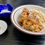 食処 そうしゃん - 鶏の唐揚げ350円、後ろの青い器はビールの肴。