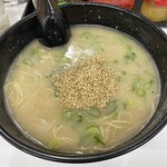 長浜ラーメン力 - ラーメン・やきめしセット@1100のラーメン