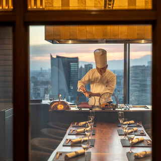 シェフの鮮やかなナイフ裁きとともに、目の前の鉄板で調理