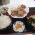 勝太鼓 - 鶏の唐揚げ定食（半玉で小鉢付き）500円