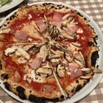 マンマパスタ - ベーコンとキノコのピザ