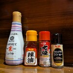 昼ラーメン夜ちゃんこ酒場 紅丸 - 調味料たち　結局夢中で食べちゃったから使わず終い