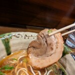 昼ラーメン夜ちゃんこ酒場 紅丸 - 叉焼は厚くて醤油感シッカリの味付け