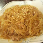 新華苑 - 肉味噌と春雨を炒めたみたいな感じ。ゴマがかかってて香ばしい。