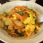 新華苑 - 彩の良い、キムチ丼。