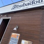 Troubadour - 店頭。南口を出てまっすぐよ