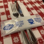 Troubadour - 近くにある姉妹店も赤と白のギンガムチェックのクロス