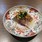 286866451 - [本日のベスト]鯖のマリネ？アスパラ菜と玉ねぎソース:下には酢と鯖の旨味を吸った大根がある。鯖の脂っこさを酸味、苦味、食感と多種多様な手法でカバー。バランス感覚がすごいと思う。