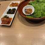 焼肉ふるさと - チシャとキムチ盛り。キムチは白菜、きゅうり、大根の定番3種盛り。