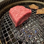 焼肉ふるさと - ザブトン150g。これだけ厚いと素人が美味しく焼くのは難しいかな？常温で提供して欲しいけど、焼肉屋さんでは少し難しいかも。肉自体はすごく美味しい。