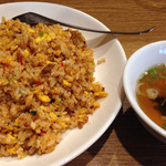 中華屋台 加匠 - 激辛チャーシュー炒飯950円
      