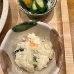 うんの - お新香とポテトサラダ