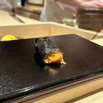 すし 良月 - ムラサキウニの細巻き