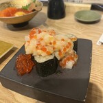 寿司 牡蠣 川崎スシエビス  仲見世通り - 海苔巻きにぶっかけて食べる。うま〜